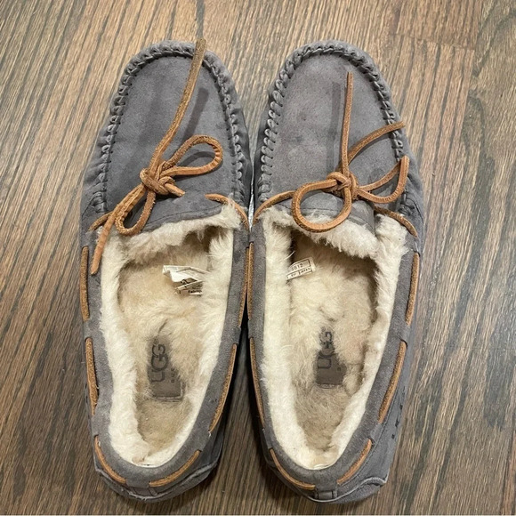 Ugg Dakota Mocassin Slipper - Picture 3 of 12